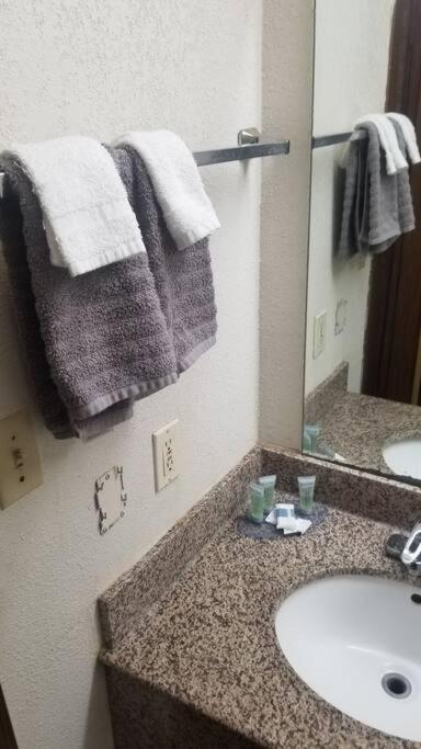 Osu Queen Hotel Room 118 Booking Stillwater Exterior photo
