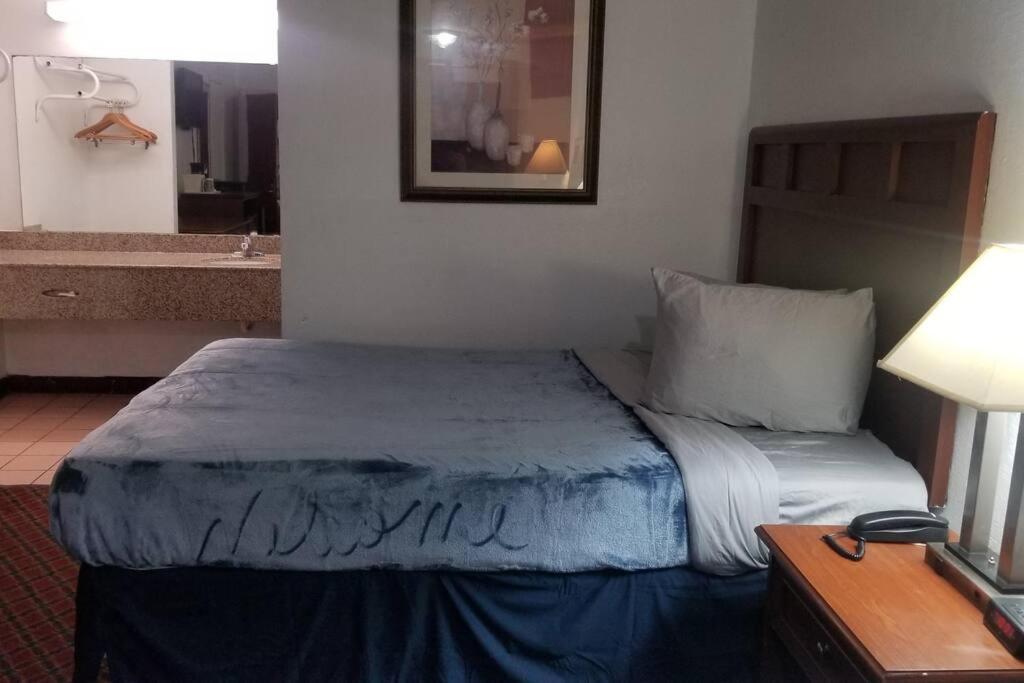 Osu Queen Hotel Room 118 Booking Stillwater Exterior photo